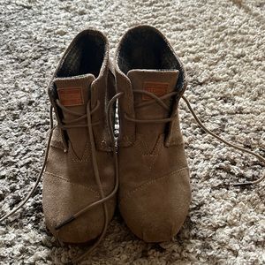 Tom’s Suede Wedges In Camel